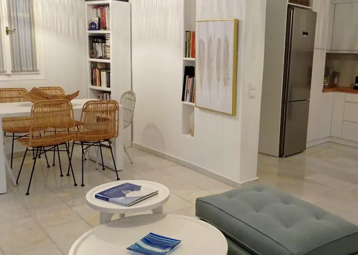 Lydia's Charming House In *